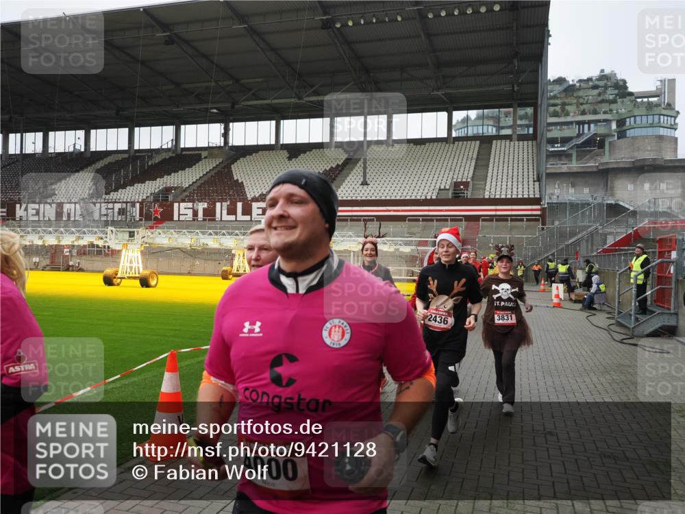 07.12.2025 - St. Pauli X-Mass-Run No. 15 Fabian Wolf http://msf.ph/oto/9421128 07.12.2025 11:44:18 Ziel 365, 2434, 2436, 3086, 3829, 3830, 3831, 3845, 3919, 4003 meine-sportfotos.de