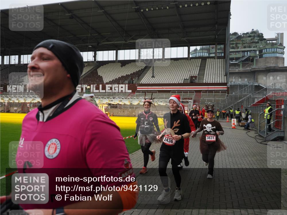 07.12.2025 - St. Pauli X-Mass-Run No. 15 Fabian Wolf http://msf.ph/oto/9421129 07.12.2025 11:44:18 Ziel 365, 2434, 2436, 3086, 3829, 3830, 3831, 3845, 3919, 4003 meine-sportfotos.de