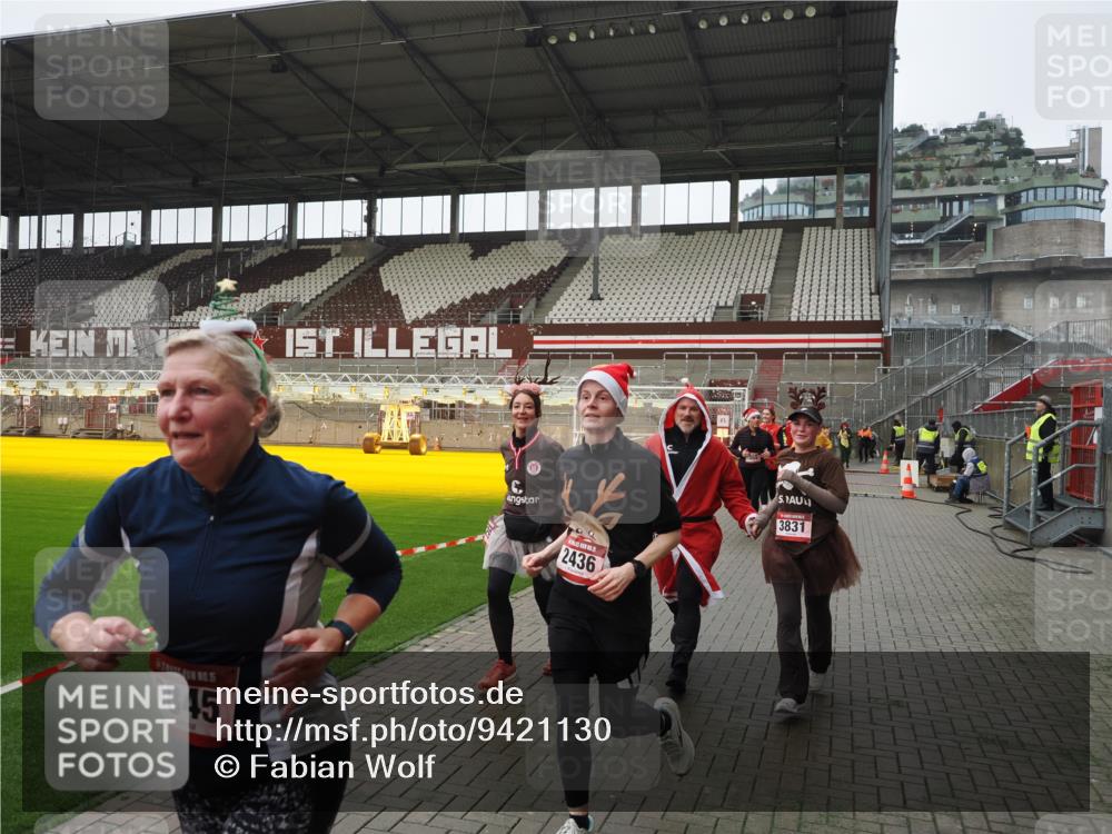 07.12.2025 - St. Pauli X-Mass-Run No. 15 Fabian Wolf http://msf.ph/oto/9421130 07.12.2025 11:44:18 Ziel 365, 2434, 2436, 3086, 3829, 3830, 3831, 3845, 3919, 4003 meine-sportfotos.de