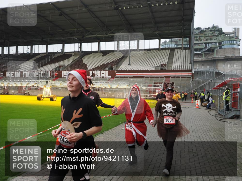 07.12.2025 - St. Pauli X-Mass-Run No. 15 Fabian Wolf http://msf.ph/oto/9421131 07.12.2025 11:44:18 Ziel 365, 2434, 2436, 3086, 3829, 3830, 3831, 3845, 3919, 4003 meine-sportfotos.de