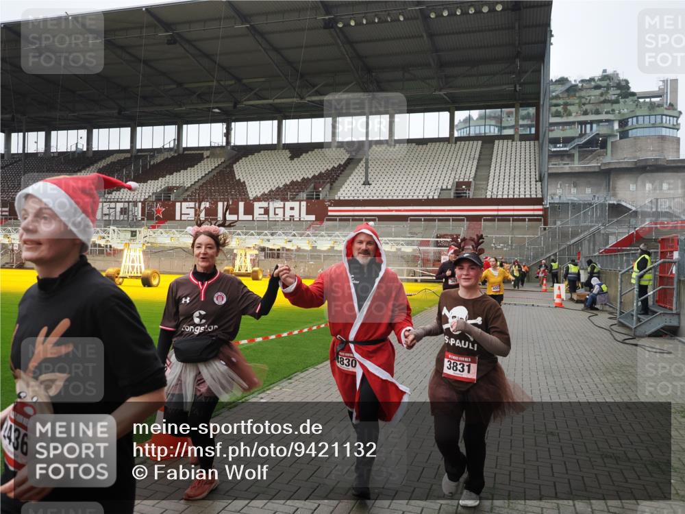 07.12.2025 - St. Pauli X-Mass-Run No. 15 Fabian Wolf http://msf.ph/oto/9421132 07.12.2025 11:44:19 Ziel 365, 2434, 2436, 3086, 3829, 3830, 3831, 3845, 3919, 4003 meine-sportfotos.de