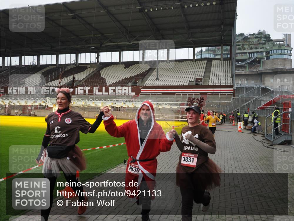 07.12.2025 - St. Pauli X-Mass-Run No. 15 Fabian Wolf http://msf.ph/oto/9421133 07.12.2025 11:44:19 Ziel 365, 2434, 2436, 3086, 3829, 3830, 3831, 3845, 3919, 4003 meine-sportfotos.de