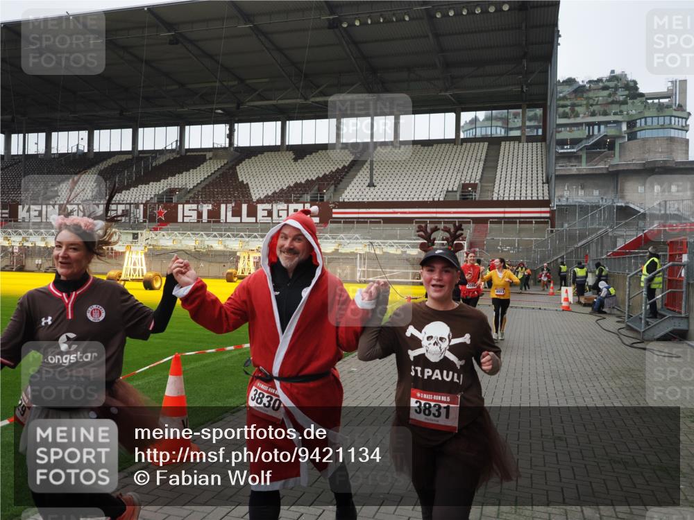 07.12.2025 - St. Pauli X-Mass-Run No. 15 Fabian Wolf http://msf.ph/oto/9421134 07.12.2025 11:44:19 Ziel 365, 2434, 2436, 3086, 3829, 3830, 3831, 3845, 3919, 4003 meine-sportfotos.de