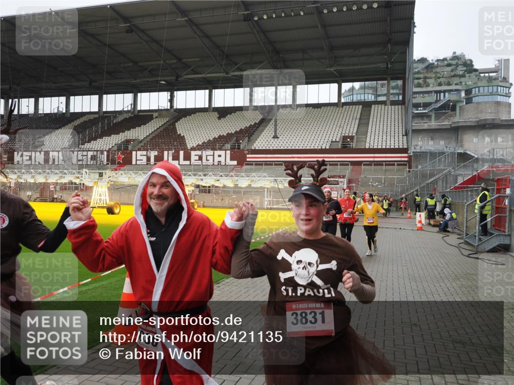 07.12.2025 - St. Pauli X-Mass-Run No. 15 Fabian Wolf http://msf.ph/oto/9421135 07.12.2025 11:44:19 Ziel 365, 2434, 2436, 3086, 3829, 3830, 3831, 3845, 3919, 4003 meine-sportfotos.de