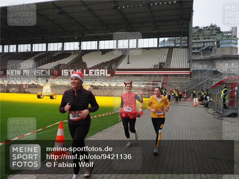 07.12.2025 - St. Pauli X-Mass-Run No. 15 Fabian Wolf http://msf.ph/oto/9421136 07.12.2025 11:44:22 Ziel 365, 1933, 2424, 2436, 3086, 3829, 3830, 3831, 3845, 3919, 4003 meine-sportfotos.de