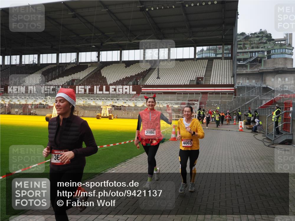 07.12.2025 - St. Pauli X-Mass-Run No. 15 Fabian Wolf http://msf.ph/oto/9421137 07.12.2025 11:44:22 Ziel 365, 1933, 2424, 2436, 3086, 3829, 3830, 3831, 3845, 3919, 4003 meine-sportfotos.de