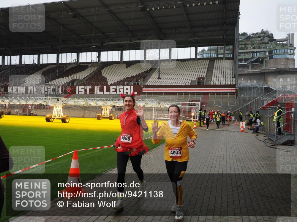 07.12.2025 - St. Pauli X-Mass-Run No. 15 Fabian Wolf http://msf.ph/oto/9421138 07.12.2025 11:44:22 Ziel 365, 1933, 2424, 2436, 3086, 3829, 3830, 3831, 3845, 3919, 4003 meine-sportfotos.de