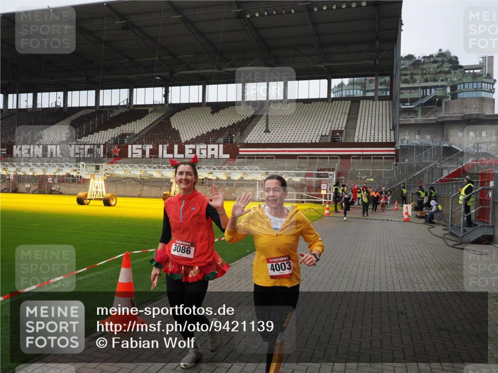 07.12.2025 - St. Pauli X-Mass-Run No. 15 Fabian Wolf http://msf.ph/oto/9421139 07.12.2025 11:44:22 Ziel 365, 1933, 2424, 2436, 3086, 3829, 3830, 3831, 3845, 3919, 4003 meine-sportfotos.de