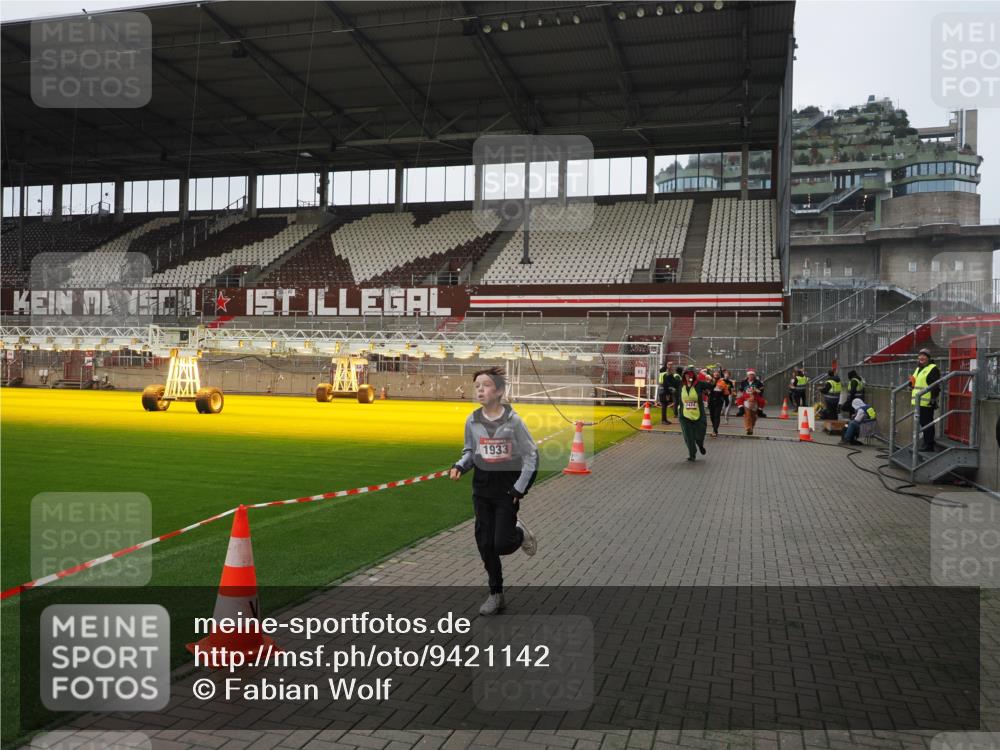 07.12.2025 - St. Pauli X-Mass-Run No. 15 Fabian Wolf http://msf.ph/oto/9421142 07.12.2025 11:44:25 Ziel 365, 1933, 2424, 2436, 3043, 3086, 3168, 3829, 3830, 3831, 3845, 4003 meine-sportfotos.de