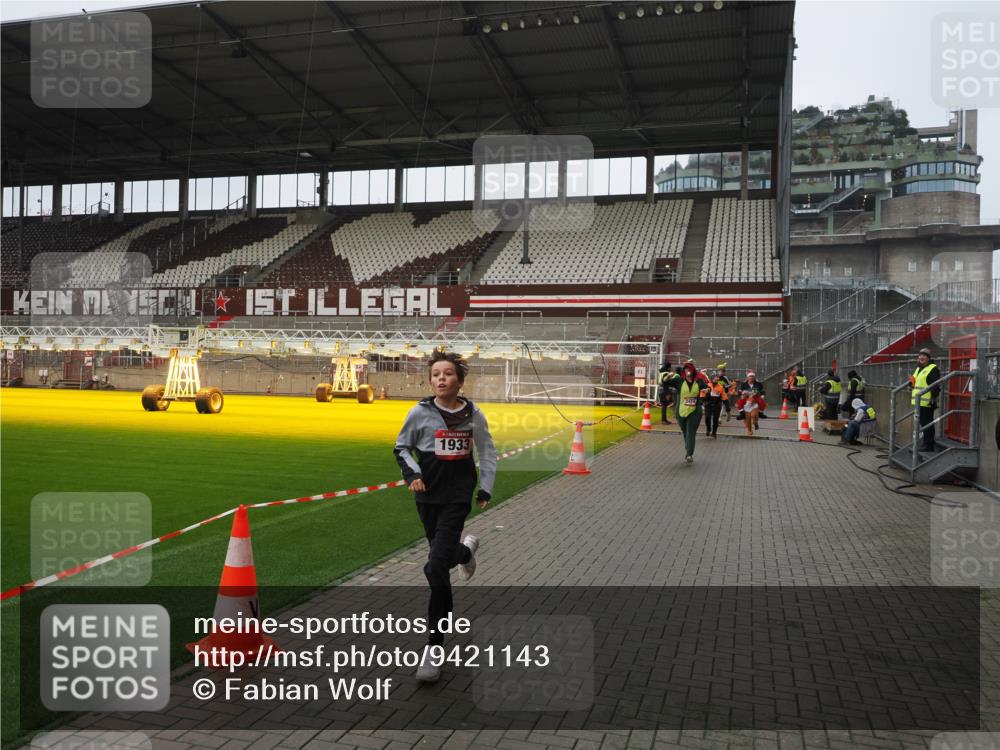 07.12.2025 - St. Pauli X-Mass-Run No. 15 Fabian Wolf http://msf.ph/oto/9421143 07.12.2025 11:44:26 Ziel 365, 1933, 2181, 2424, 2436, 3043, 3086, 3168, 3829, 3830, 3831, 3845, 4003 meine-sportfotos.de