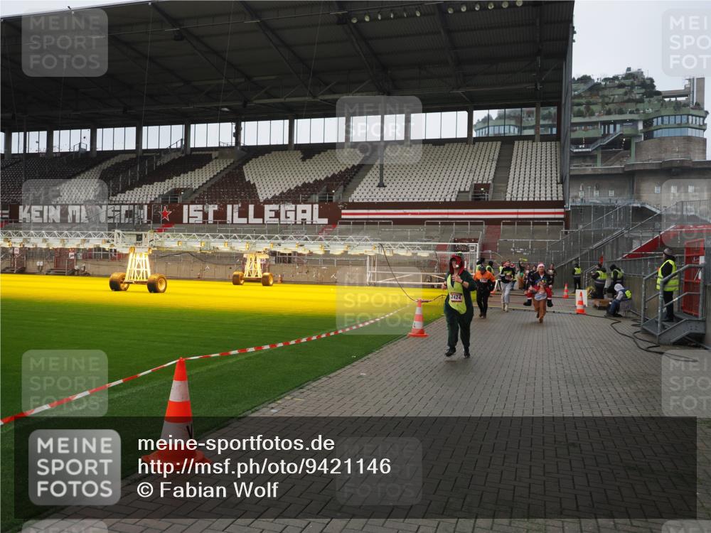 07.12.2025 - St. Pauli X-Mass-Run No. 15 Fabian Wolf http://msf.ph/oto/9421146 07.12.2025 11:44:27 Ziel 365, 1933, 2181, 2424, 2436, 3043, 3086, 3168, 3829, 3830, 3831, 3845, 4003 meine-sportfotos.de