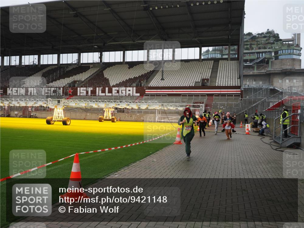 07.12.2025 - St. Pauli X-Mass-Run No. 15 Fabian Wolf http://msf.ph/oto/9421148 07.12.2025 11:44:28 Ziel 365, 1933, 2181, 2424, 2436, 3043, 3086, 3168, 3829, 3830, 3831, 3930, 4003 meine-sportfotos.de