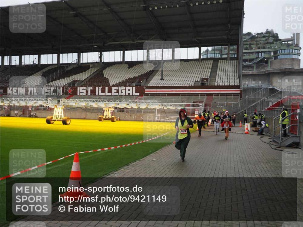 07.12.2025 - St. Pauli X-Mass-Run No. 15 Fabian Wolf http://msf.ph/oto/9421149 07.12.2025 11:44:28 Ziel 365, 1933, 2181, 2424, 2436, 3043, 3086, 3168, 3829, 3830, 3831, 3930, 4003 meine-sportfotos.de