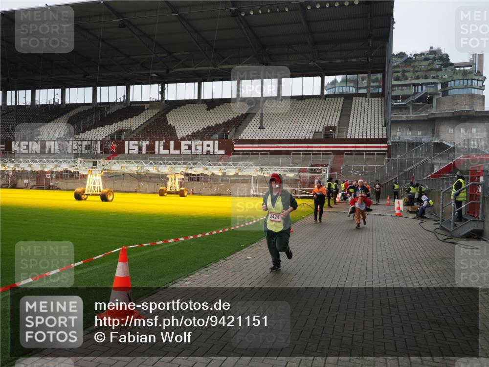 07.12.2025 - St. Pauli X-Mass-Run No. 15 Fabian Wolf http://msf.ph/oto/9421151 07.12.2025 11:44:28 Ziel 365, 1933, 2181, 2424, 2436, 3043, 3086, 3168, 3829, 3830, 3831, 3930, 4003 meine-sportfotos.de