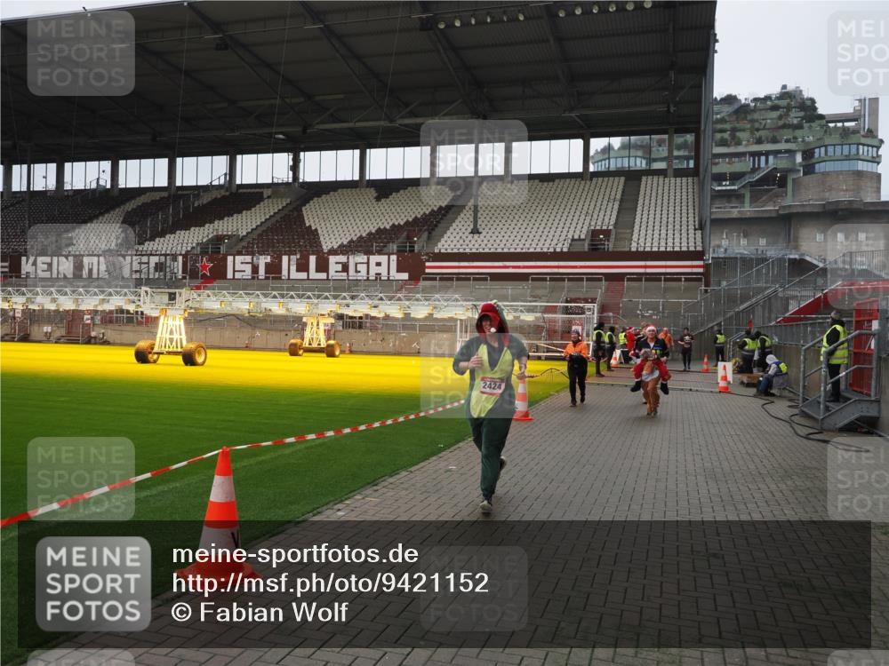 07.12.2025 - St. Pauli X-Mass-Run No. 15 Fabian Wolf http://msf.ph/oto/9421152 07.12.2025 11:44:29 Ziel 365, 1933, 2181, 2424, 2436, 3043, 3086, 3168, 3829, 3830, 3831, 3930, 4003 meine-sportfotos.de