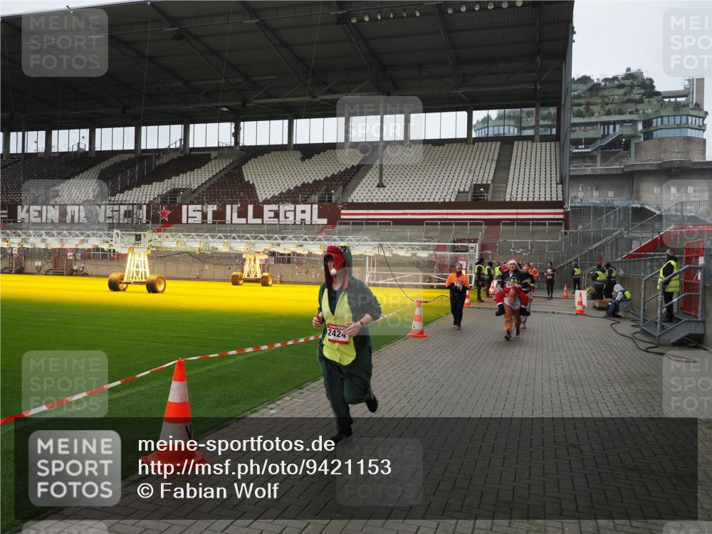 07.12.2025 - St. Pauli X-Mass-Run No. 15 Fabian Wolf http://msf.ph/oto/9421153 07.12.2025 11:44:29 Ziel 365, 1933, 2181, 2424, 2436, 3043, 3086, 3168, 3829, 3830, 3831, 3930, 4003 meine-sportfotos.de