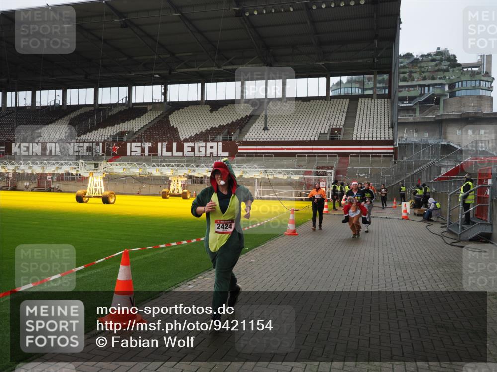 07.12.2025 - St. Pauli X-Mass-Run No. 15 Fabian Wolf http://msf.ph/oto/9421154 07.12.2025 11:44:29 Ziel 365, 1933, 2181, 2424, 2436, 3043, 3086, 3168, 3829, 3830, 3831, 3930, 4003 meine-sportfotos.de