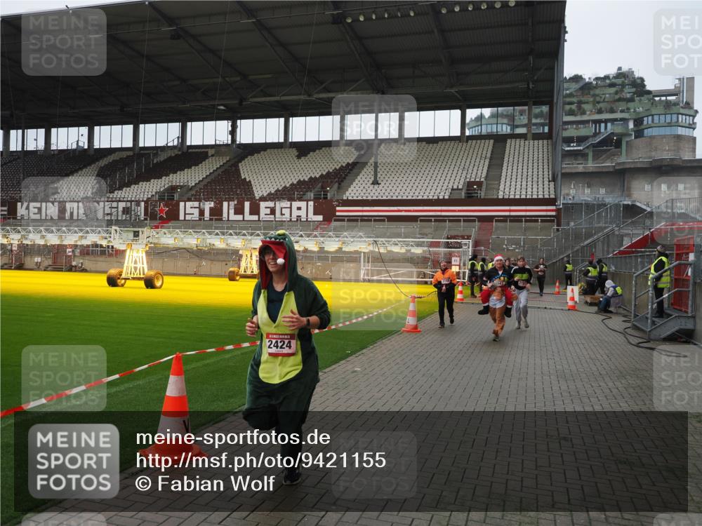 07.12.2025 - St. Pauli X-Mass-Run No. 15 Fabian Wolf http://msf.ph/oto/9421155 07.12.2025 11:44:29 Ziel 365, 1933, 2181, 2424, 2436, 3043, 3086, 3168, 3829, 3830, 3831, 3930, 4003 meine-sportfotos.de
