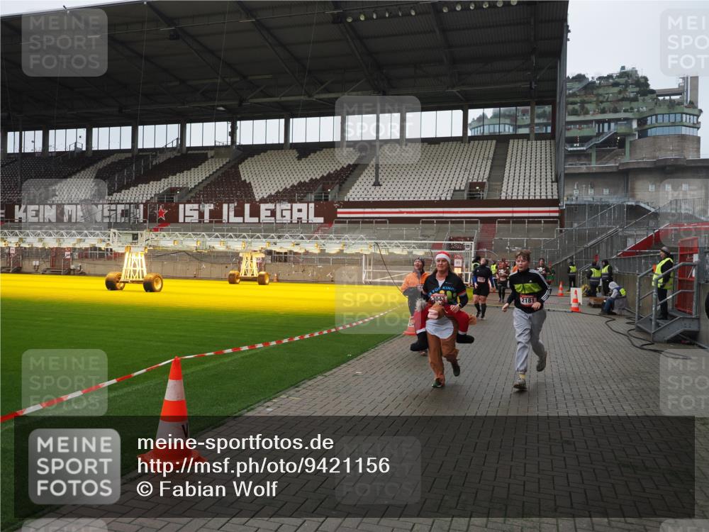 07.12.2025 - St. Pauli X-Mass-Run No. 15 Fabian Wolf http://msf.ph/oto/9421156 07.12.2025 11:44:31 Ziel 365, 1933, 1965, 1968, 1972, 2181, 2424, 3043, 3086, 3168, 3930, 4003 meine-sportfotos.de