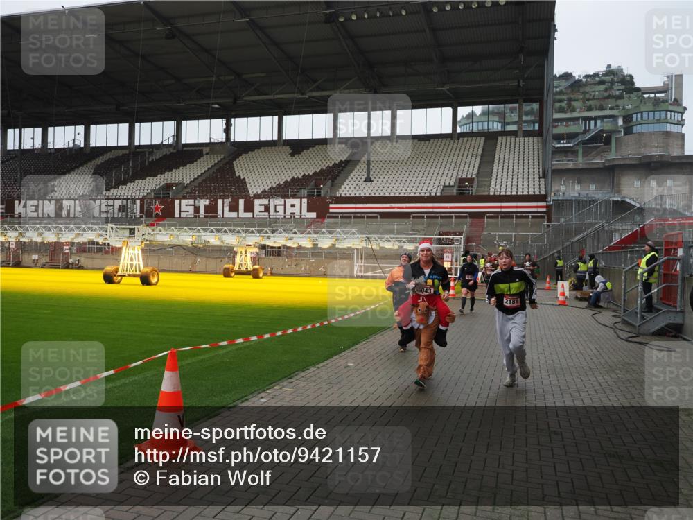 07.12.2025 - St. Pauli X-Mass-Run No. 15 Fabian Wolf http://msf.ph/oto/9421157 07.12.2025 11:44:32 Ziel 365, 1933, 1965, 1968, 1972, 2181, 2424, 3043, 3086, 3168, 3930, 4003 meine-sportfotos.de