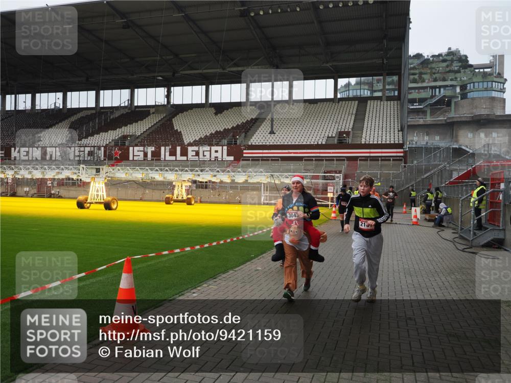 07.12.2025 - St. Pauli X-Mass-Run No. 15 Fabian Wolf http://msf.ph/oto/9421159 07.12.2025 11:44:32 Ziel 365, 1933, 1965, 1968, 1972, 2181, 2424, 3043, 3086, 3168, 3930, 4003 meine-sportfotos.de