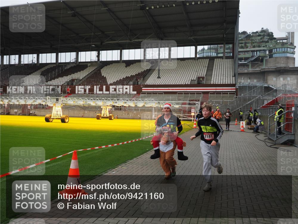 07.12.2025 - St. Pauli X-Mass-Run No. 15 Fabian Wolf http://msf.ph/oto/9421160 07.12.2025 11:44:32 Ziel 365, 1933, 1965, 1968, 1972, 2181, 2424, 3043, 3086, 3168, 3930, 4003 meine-sportfotos.de