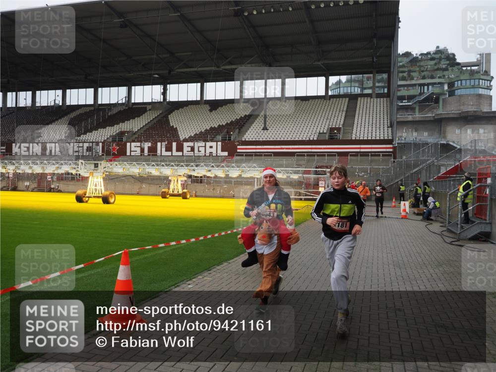 07.12.2025 - St. Pauli X-Mass-Run No. 15 Fabian Wolf http://msf.ph/oto/9421161 07.12.2025 11:44:32 Ziel 365, 1933, 1965, 1968, 1972, 2181, 2424, 3043, 3086, 3168, 3930, 4003 meine-sportfotos.de