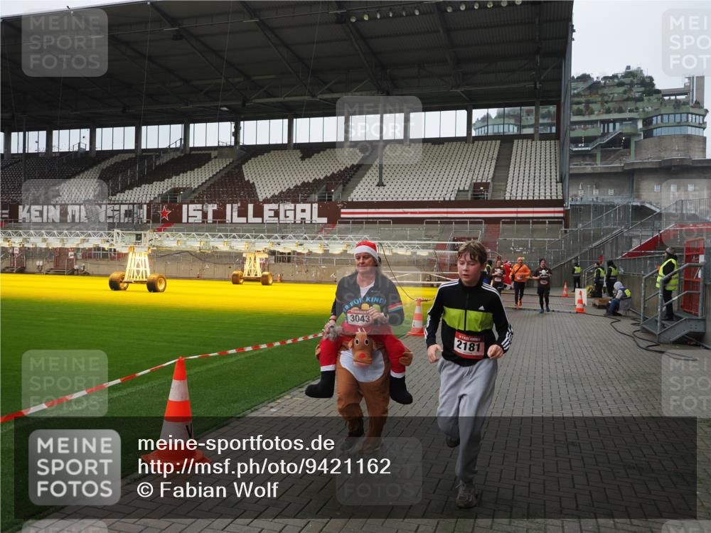 07.12.2025 - St. Pauli X-Mass-Run No. 15 Fabian Wolf http://msf.ph/oto/9421162 07.12.2025 11:44:33 Ziel 365, 1933, 1965, 1968, 1972, 2181, 2424, 3043, 3086, 3168, 3930 meine-sportfotos.de