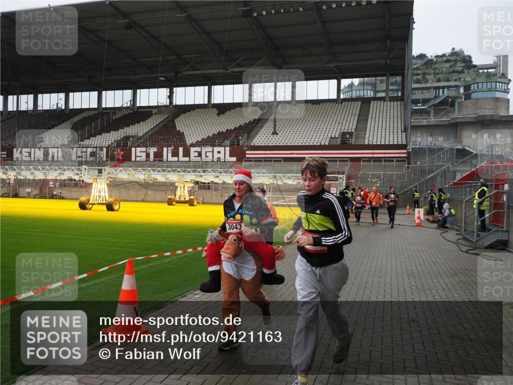 07.12.2025 - St. Pauli X-Mass-Run No. 15 Fabian Wolf http://msf.ph/oto/9421163 07.12.2025 11:44:33 Ziel 365, 1933, 1965, 1968, 1972, 2181, 2424, 3043, 3086, 3168, 3930 meine-sportfotos.de