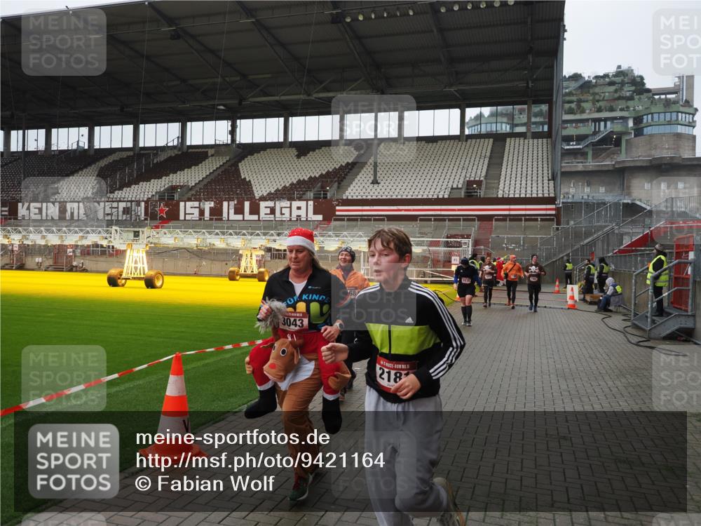 07.12.2025 - St. Pauli X-Mass-Run No. 15 Fabian Wolf http://msf.ph/oto/9421164 07.12.2025 11:44:33 Ziel 365, 1933, 1965, 1968, 1972, 2181, 2424, 3043, 3086, 3168, 3930 meine-sportfotos.de
