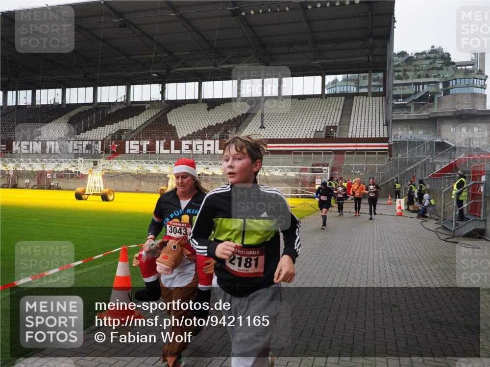 07.12.2025 - St. Pauli X-Mass-Run No. 15 Fabian Wolf http://msf.ph/oto/9421165 07.12.2025 11:44:33 Ziel 365, 1933, 1965, 1968, 1972, 2181, 2424, 3043, 3086, 3168, 3930 meine-sportfotos.de