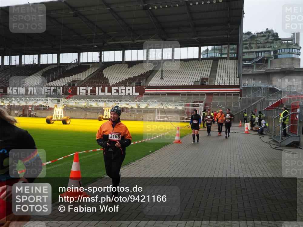 07.12.2025 - St. Pauli X-Mass-Run No. 15 Fabian Wolf http://msf.ph/oto/9421166 07.12.2025 11:44:34 Ziel 1933, 1965, 1968, 1972, 2181, 2424, 3043, 3168, 3930 meine-sportfotos.de