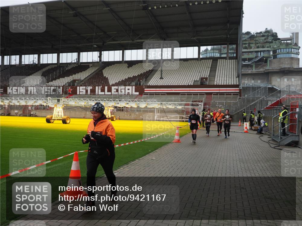 07.12.2025 - St. Pauli X-Mass-Run No. 15 Fabian Wolf http://msf.ph/oto/9421167 07.12.2025 11:44:34 Ziel 1933, 1965, 1968, 1972, 2181, 2424, 3043, 3168, 3930 meine-sportfotos.de