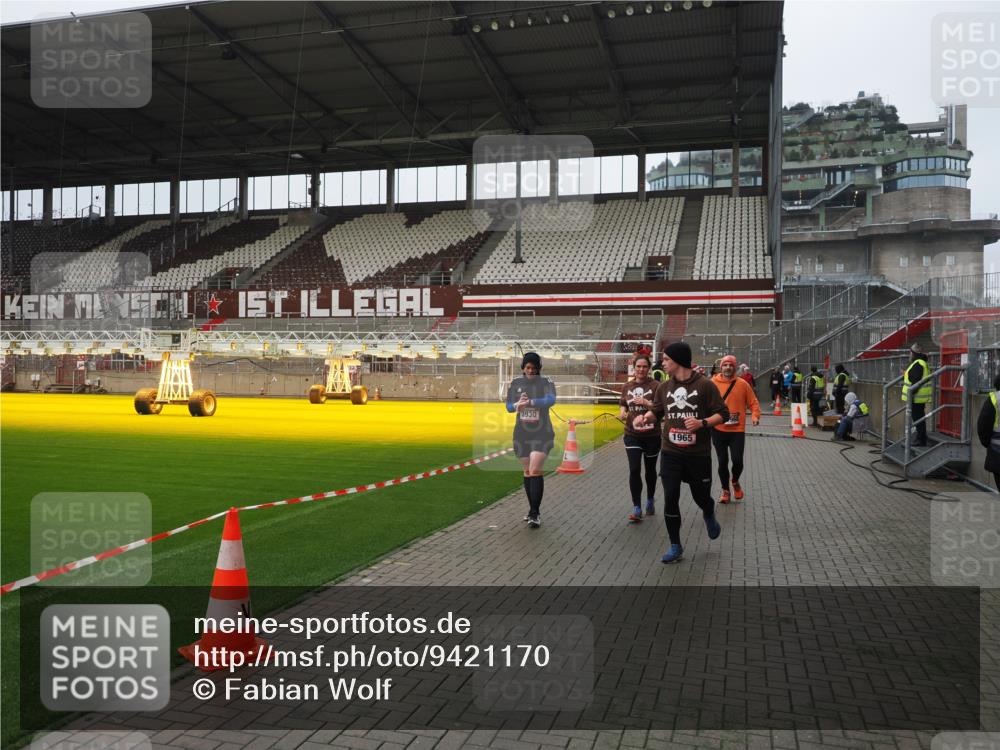 07.12.2025 - St. Pauli X-Mass-Run No. 15 Fabian Wolf http://msf.ph/oto/9421170 07.12.2025 11:44:37 Ziel 1933, 1965, 1968, 1972, 2122, 2181, 2424, 3043, 3168, 3930 meine-sportfotos.de