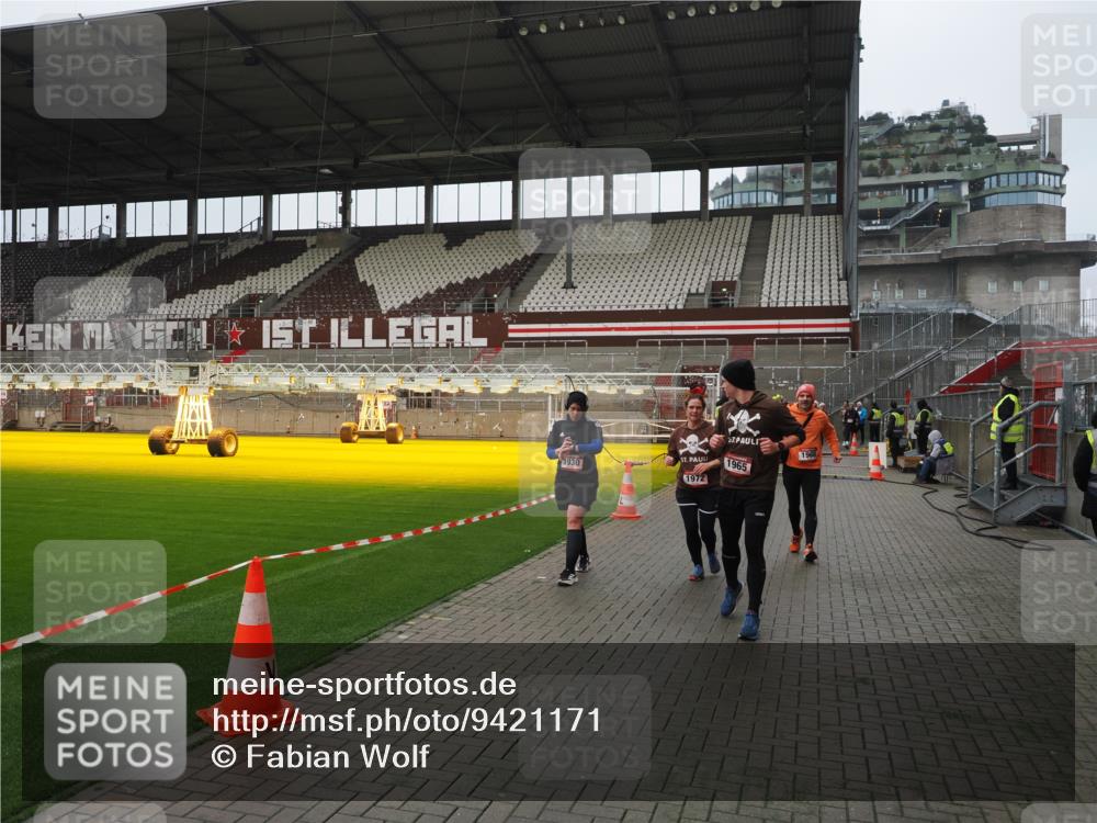 07.12.2025 - St. Pauli X-Mass-Run No. 15 Fabian Wolf http://msf.ph/oto/9421171 07.12.2025 11:44:37 Ziel 1933, 1965, 1968, 1972, 2122, 2181, 2424, 3043, 3168, 3930 meine-sportfotos.de