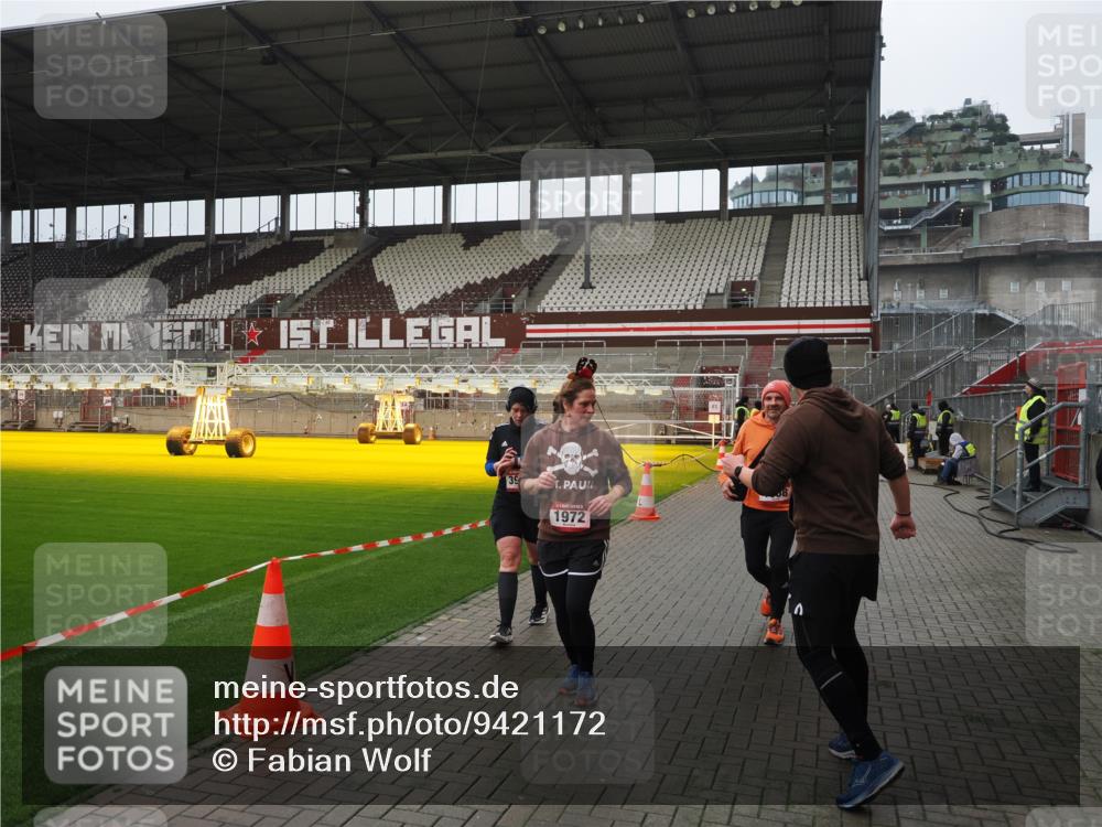 07.12.2025 - St. Pauli X-Mass-Run No. 15 Fabian Wolf http://msf.ph/oto/9421172 07.12.2025 11:44:39 Ziel 1933, 1938, 1965, 1968, 1972, 2122, 2181, 2424, 3043, 3168, 3930 meine-sportfotos.de