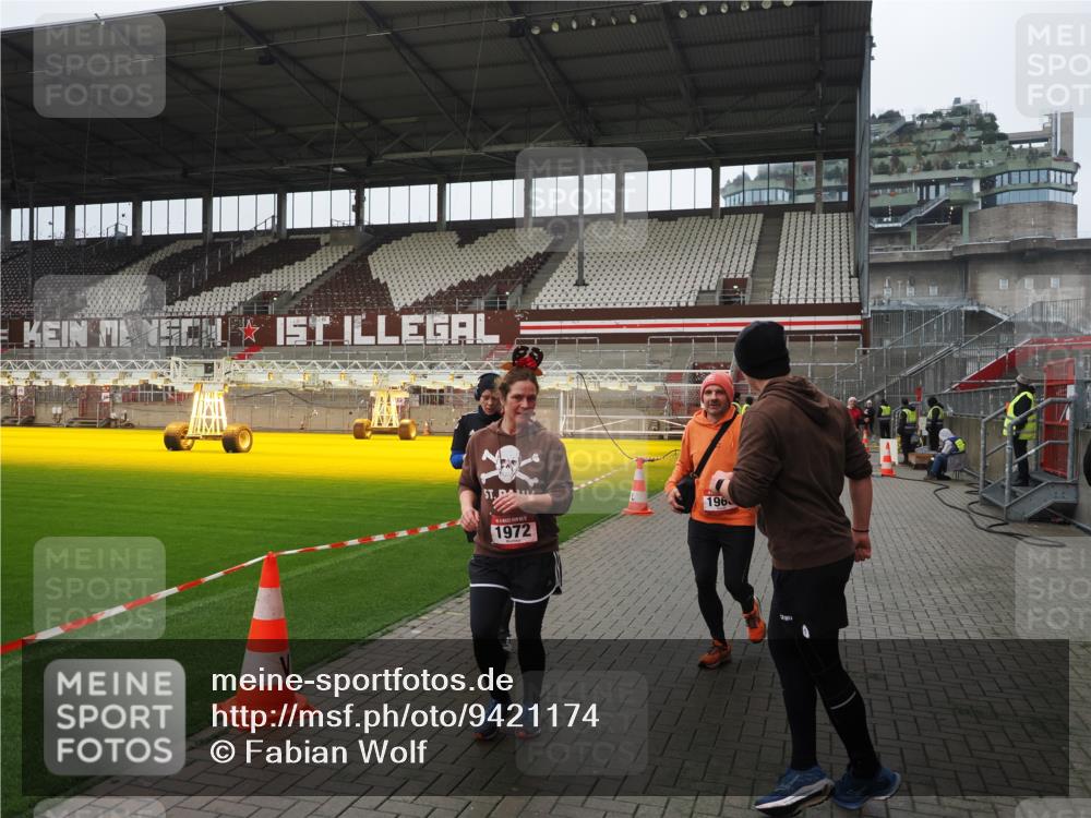 07.12.2025 - St. Pauli X-Mass-Run No. 15 Fabian Wolf http://msf.ph/oto/9421174 07.12.2025 11:44:39 Ziel 1933, 1938, 1965, 1968, 1972, 2122, 2181, 2424, 3043, 3168, 3930 meine-sportfotos.de
