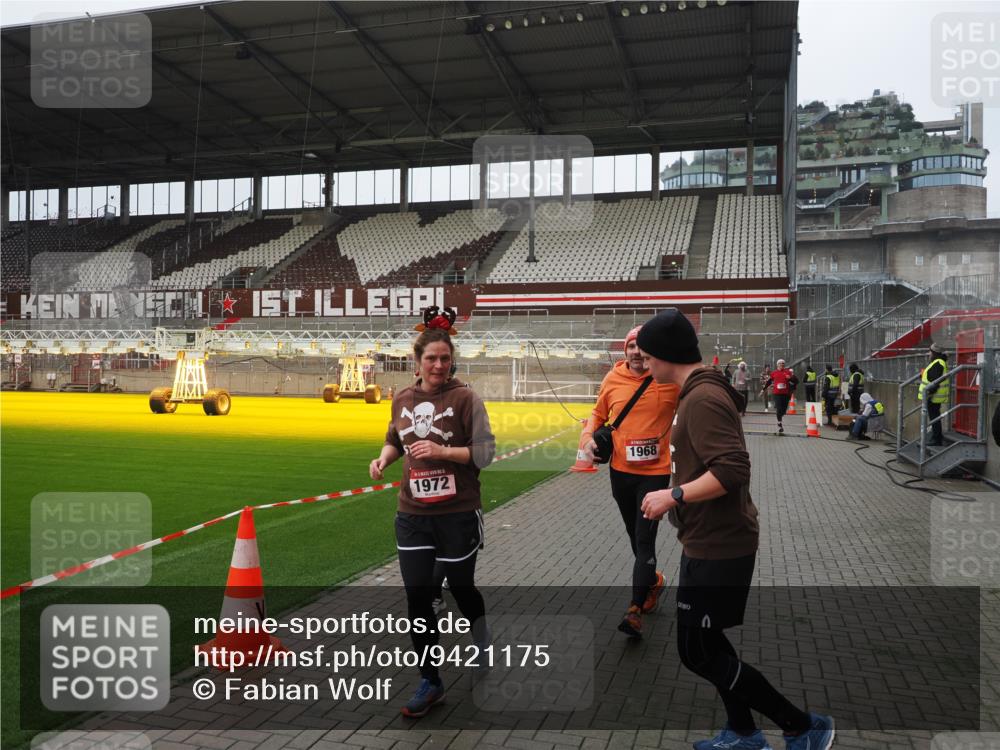 07.12.2025 - St. Pauli X-Mass-Run No. 15 Fabian Wolf http://msf.ph/oto/9421175 07.12.2025 11:44:40 Ziel 1933, 1938, 1965, 1968, 1972, 2122, 2156, 2181, 2424, 3043, 3168, 3930 meine-sportfotos.de
