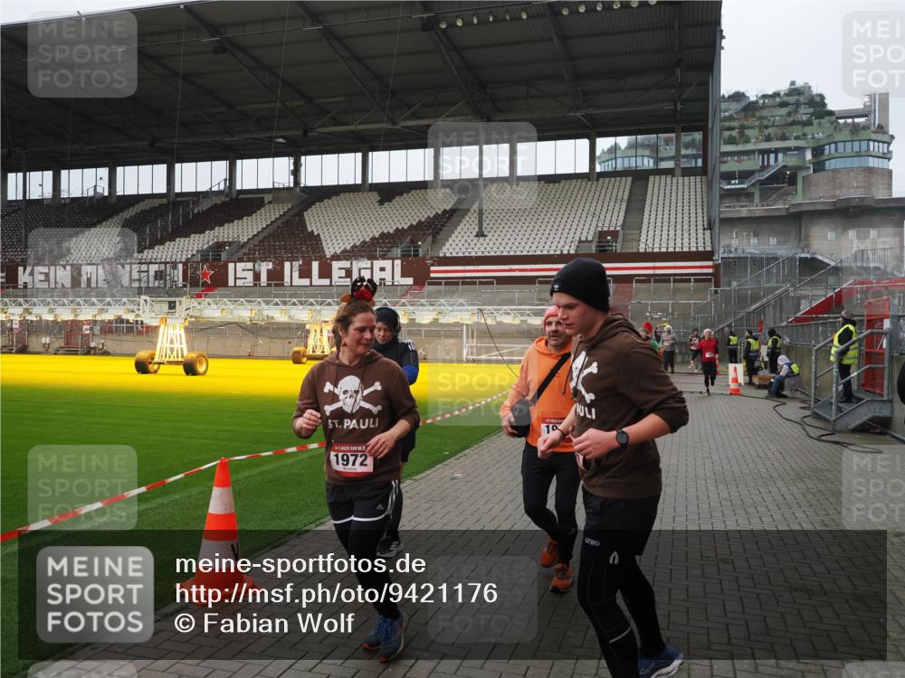 07.12.2025 - St. Pauli X-Mass-Run No. 15 Fabian Wolf http://msf.ph/oto/9421176 07.12.2025 11:44:40 Ziel 1933, 1938, 1965, 1968, 1972, 2122, 2156, 2181, 2424, 3043, 3168, 3930 meine-sportfotos.de