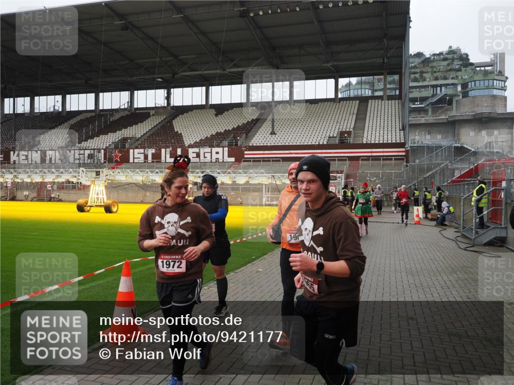 07.12.2025 - St. Pauli X-Mass-Run No. 15 Fabian Wolf http://msf.ph/oto/9421177 07.12.2025 11:44:40 Ziel 1933, 1938, 1965, 1968, 1972, 2122, 2156, 2181, 2424, 3043, 3168, 3930 meine-sportfotos.de