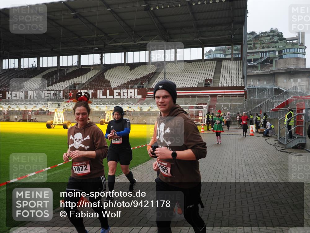 07.12.2025 - St. Pauli X-Mass-Run No. 15 Fabian Wolf http://msf.ph/oto/9421178 07.12.2025 11:44:40 Ziel 1933, 1938, 1965, 1968, 1972, 2122, 2156, 2181, 2424, 3043, 3168, 3930 meine-sportfotos.de