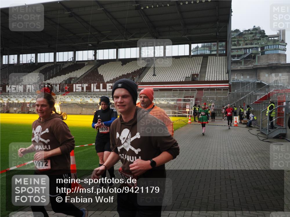 07.12.2025 - St. Pauli X-Mass-Run No. 15 Fabian Wolf http://msf.ph/oto/9421179 07.12.2025 11:44:40 Ziel 1933, 1938, 1965, 1968, 1972, 2122, 2156, 2181, 2424, 3043, 3168, 3930 meine-sportfotos.de