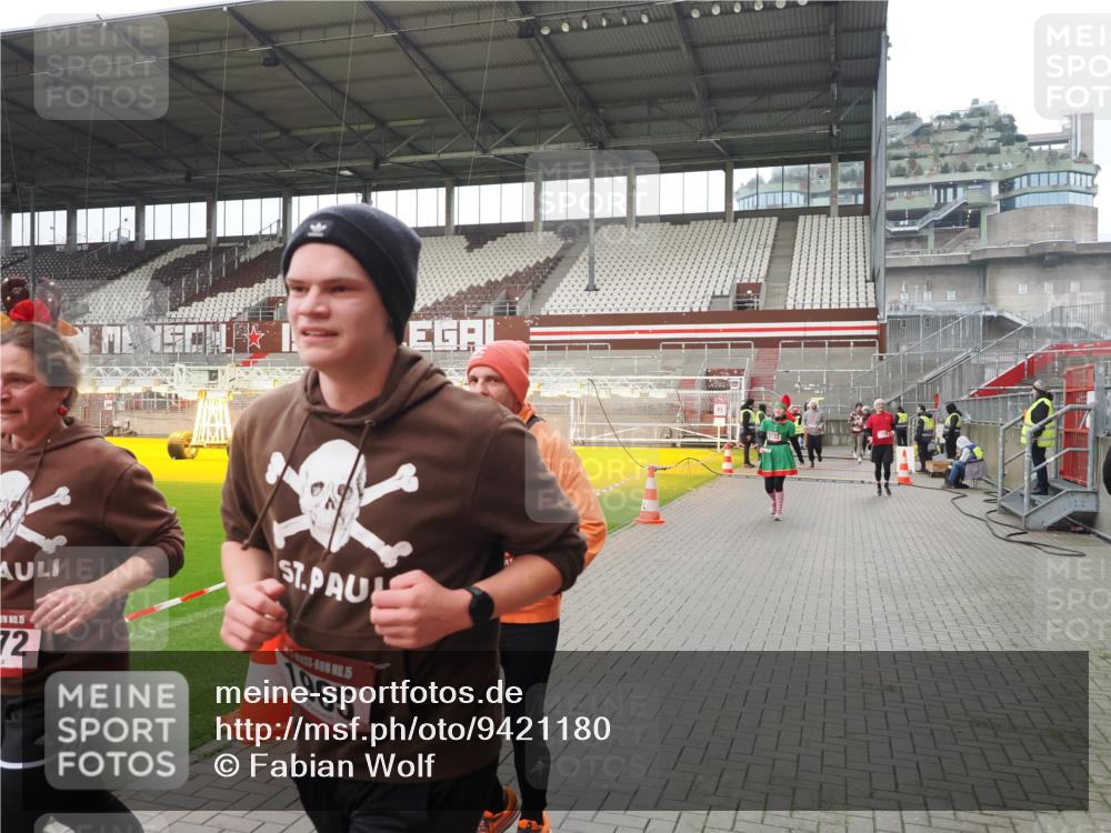 07.12.2025 - St. Pauli X-Mass-Run No. 15 Fabian Wolf http://msf.ph/oto/9421180 07.12.2025 11:44:41 Ziel 1933, 1938, 1965, 1968, 1972, 2122, 2156, 2181, 2424, 3043, 3168, 3930 meine-sportfotos.de