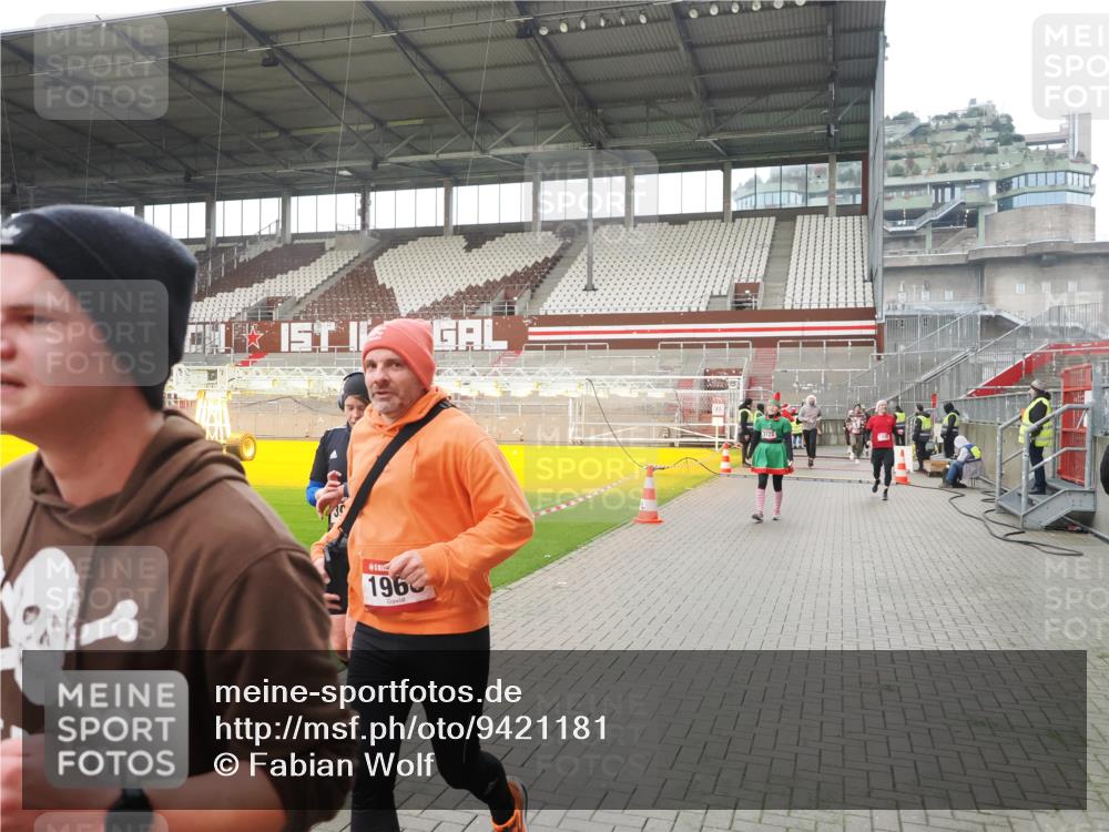 07.12.2025 - St. Pauli X-Mass-Run No. 15 Fabian Wolf http://msf.ph/oto/9421181 07.12.2025 11:44:41 Ziel 1933, 1938, 1965, 1968, 1972, 2122, 2156, 2181, 2424, 3043, 3168, 3930 meine-sportfotos.de