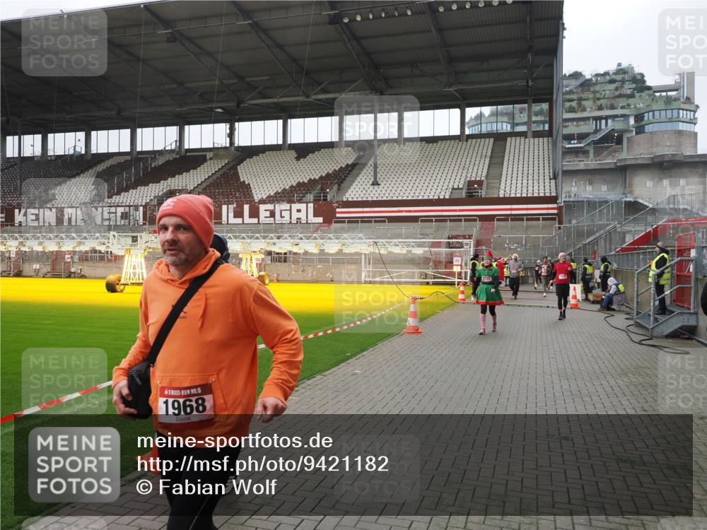 07.12.2025 - St. Pauli X-Mass-Run No. 15 Fabian Wolf http://msf.ph/oto/9421182 07.12.2025 11:44:41 Ziel 1933, 1938, 1965, 1968, 1972, 2122, 2156, 2181, 2424, 3043, 3168, 3930 meine-sportfotos.de