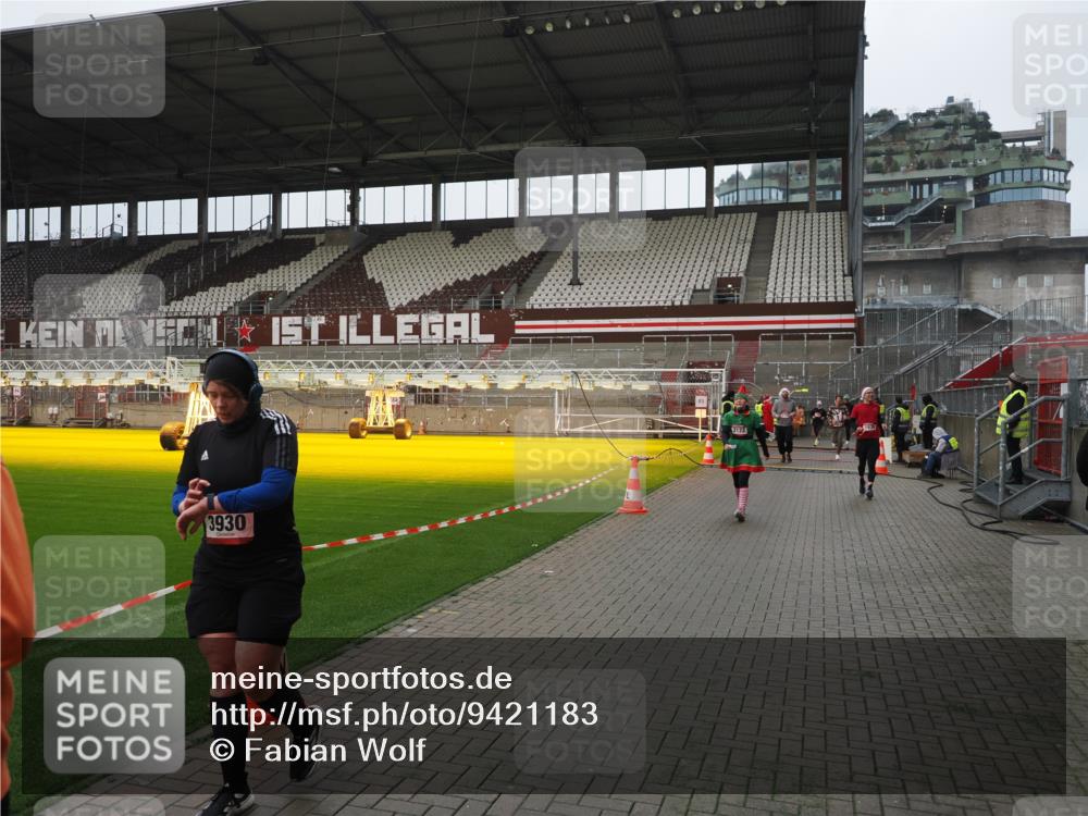 07.12.2025 - St. Pauli X-Mass-Run No. 15 Fabian Wolf http://msf.ph/oto/9421183 07.12.2025 11:44:41 Ziel 1933, 1938, 1965, 1968, 1972, 2122, 2156, 2181, 2424, 3043, 3168, 3930 meine-sportfotos.de