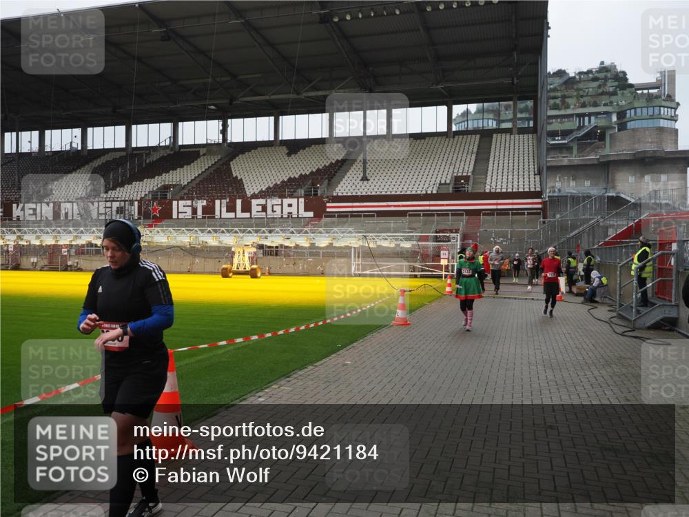 07.12.2025 - St. Pauli X-Mass-Run No. 15 Fabian Wolf http://msf.ph/oto/9421184 07.12.2025 11:44:42 Ziel 1933, 1938, 1965, 1968, 1972, 2122, 2156, 2181, 2263, 3043, 3168, 3930 meine-sportfotos.de