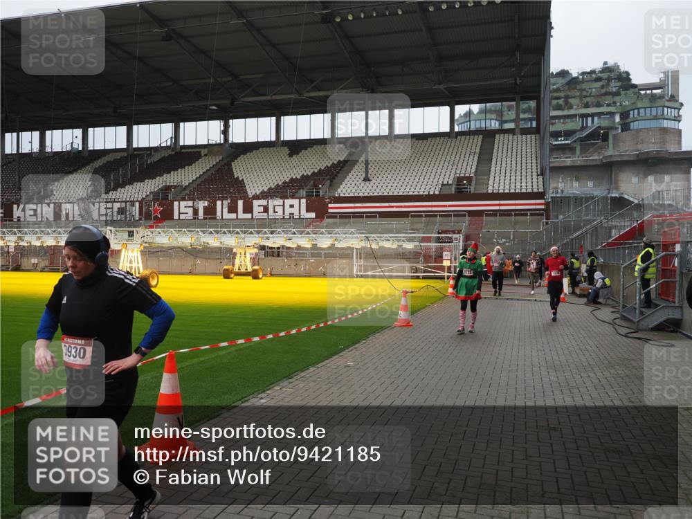 07.12.2025 - St. Pauli X-Mass-Run No. 15 Fabian Wolf http://msf.ph/oto/9421185 07.12.2025 11:44:42 Ziel 1933, 1938, 1965, 1968, 1972, 2122, 2156, 2181, 2263, 3043, 3168, 3930 meine-sportfotos.de