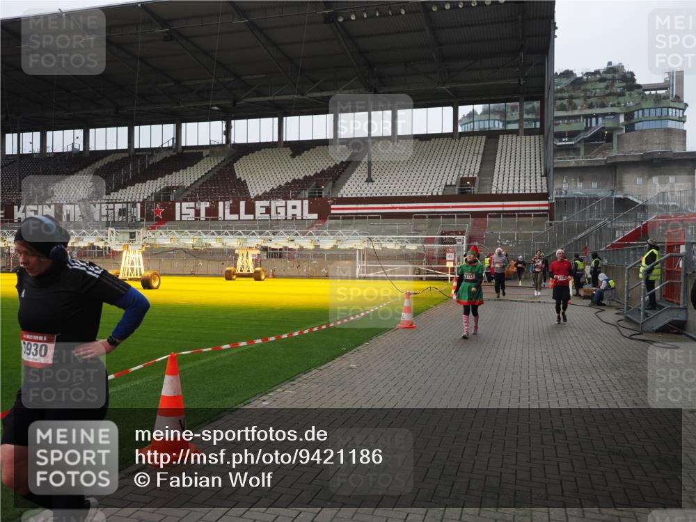 07.12.2025 - St. Pauli X-Mass-Run No. 15 Fabian Wolf http://msf.ph/oto/9421186 07.12.2025 11:44:42 Ziel 1933, 1938, 1965, 1968, 1972, 2122, 2156, 2181, 2263, 3043, 3168, 3930 meine-sportfotos.de