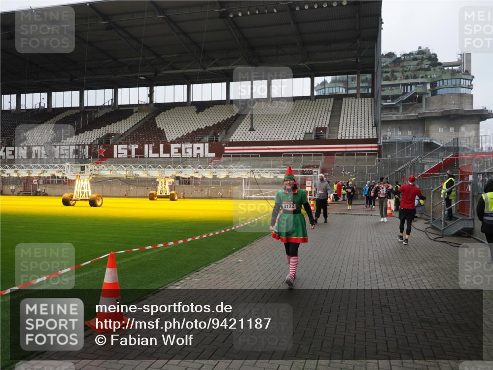 07.12.2025 - St. Pauli X-Mass-Run No. 15 Fabian Wolf http://msf.ph/oto/9421187 07.12.2025 11:44:46 Ziel 1281, 1938, 1965, 1968, 1972, 2122, 2156, 2181, 2263, 2644, 3605, 3930 meine-sportfotos.de